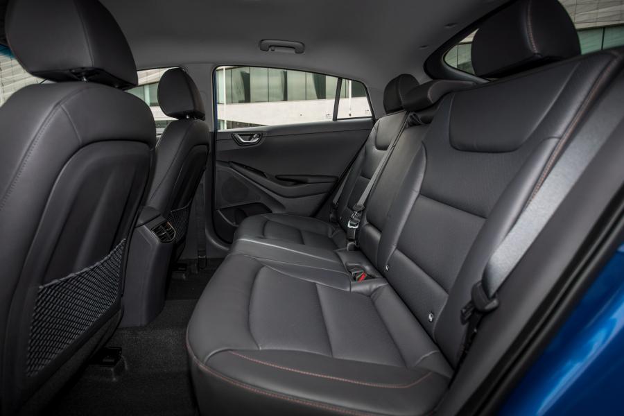 Интерьер Hyundai IONIQ electric 2016 года  (UK) (фото 19 из 29)